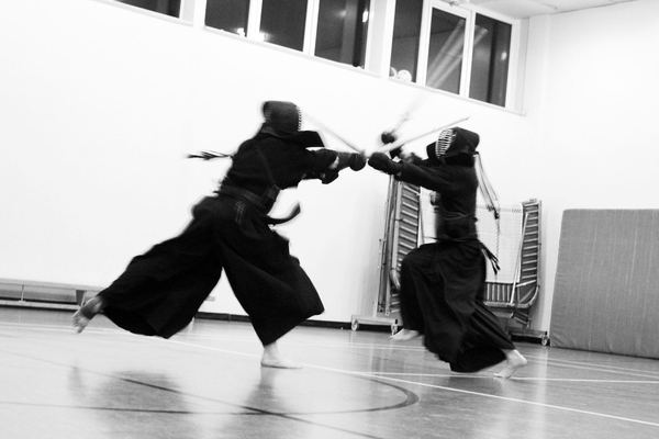 Two kendoka strike at the same moment