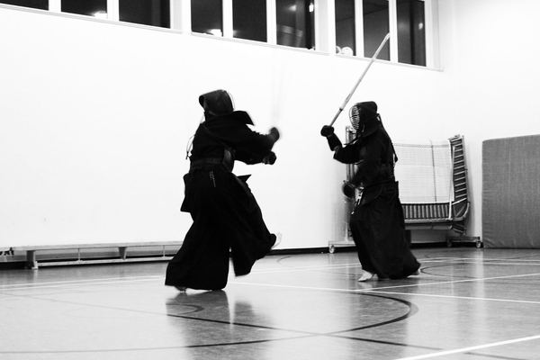 A kendoka steps in to strike